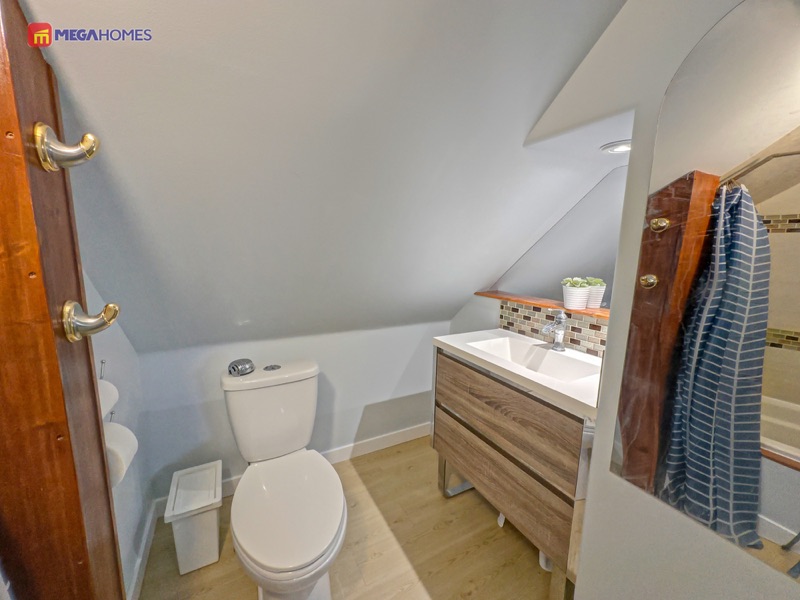 Upper level four piece bathroom vanity